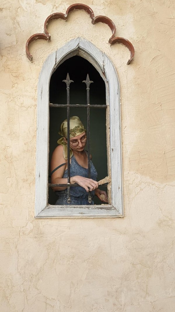 Хильдегарда ремонтирует окно