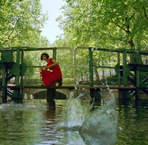 Одри Тоту не умела пускать камни по воде, поэтому в фильме «Амели» для этой сцены использовали спецэффекты