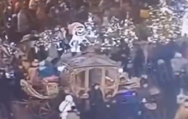 Современный Д'Артаньян. В Петербурге мужчина пытался оседлать лошадь на Дворцовой площади (фото + ви