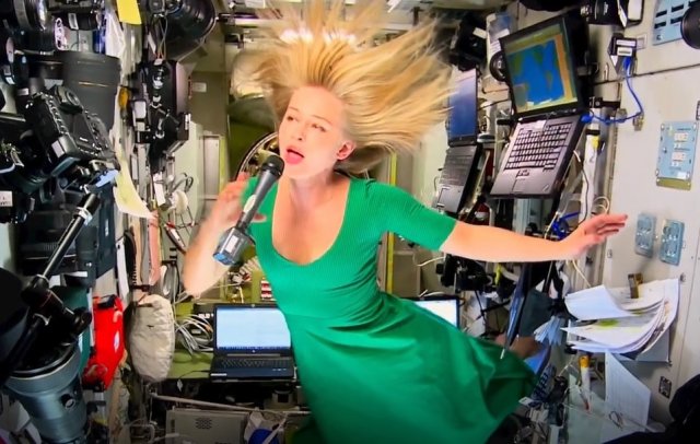 Музыкальная пауза: Юлия Пересильд в космосе спела &quot;Мы эхо&quot;