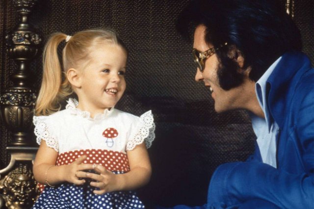 Умерла единственная дочь Элвиса Пресли - Лиза Мари Пресли: архивные фото певицы