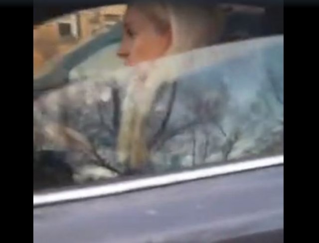 Спор с блондинкой, стоящей посреди дороги на машине