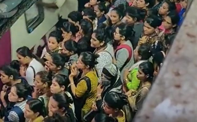 Обычный день в индийском метро