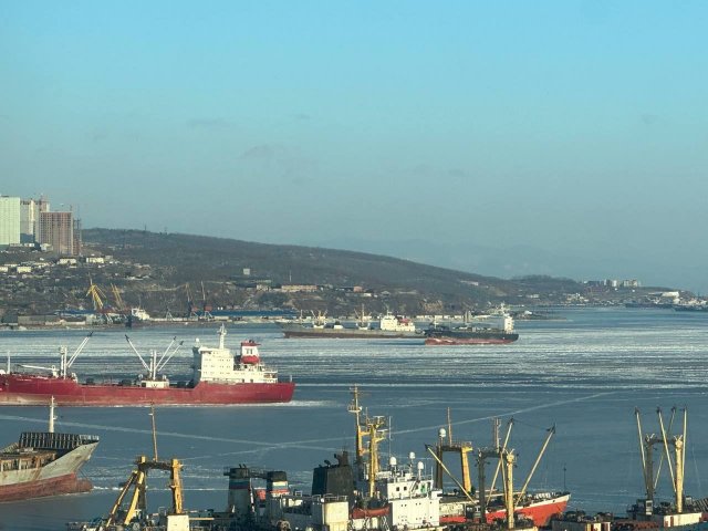 Во Владивостоке морозы сковали льдом судоходную бухту