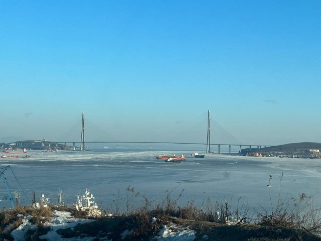 Во Владивостоке морозы сковали льдом судоходную бухту