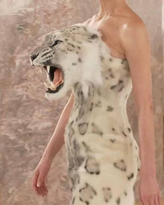 Странные наряды на показе Schiaparelli в виде головы льва