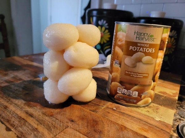 Целый очищенный и уже приготовленный картофель