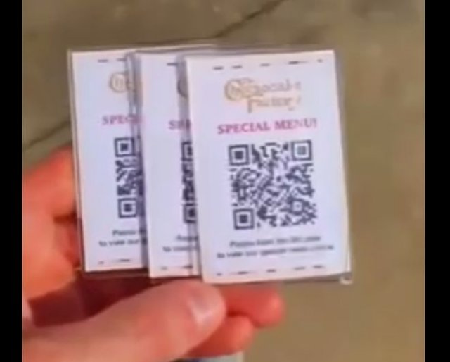 Молодой человек подменил QR-коды в ресторане: теперь они открывают совсем не аппетитные видео