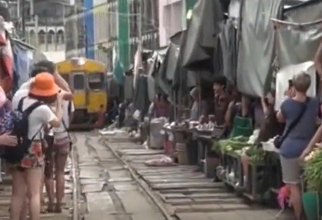 Мае Клонг — рынок,  по которому спокойно гоняют поезда