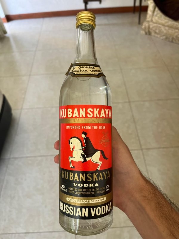 Иностранец нашёл в доме бабушки и дедушки бутылку водки из СССР