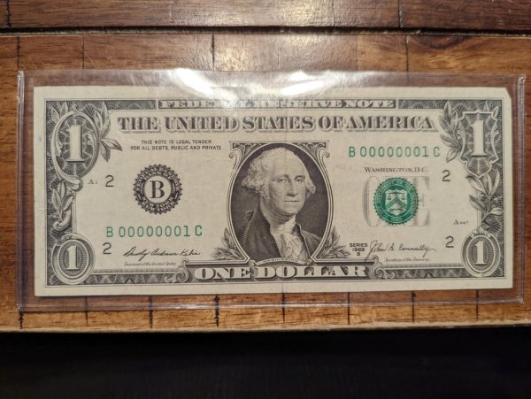 Эту долларовую купюру 1969 года мы нашли в небольшой коллекции денег моего отца с серийным номером 00000001