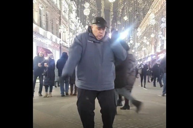 Не надо стесняться: необычный танцор в центре Москвы
