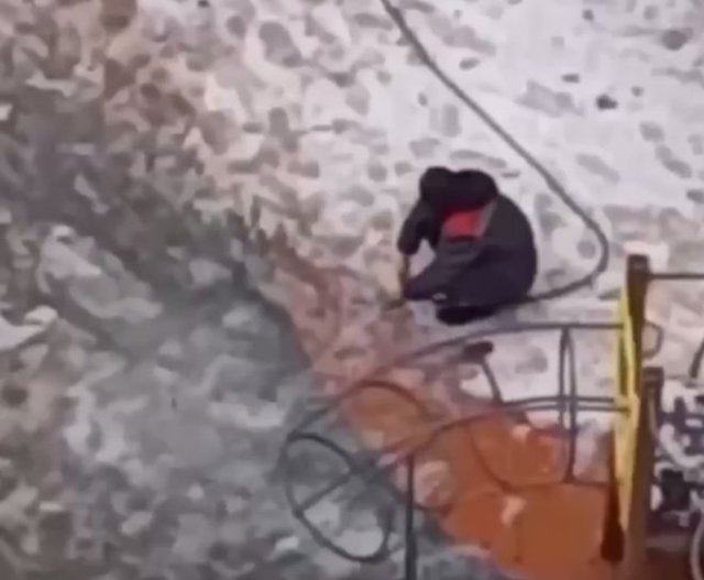 В Москве рабочие решили растопить лед на дорогах горячей водой