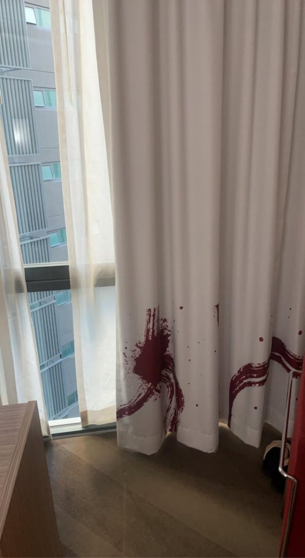 Шторы в гостиничном номере выглядят так, словно на них есть пятна крови