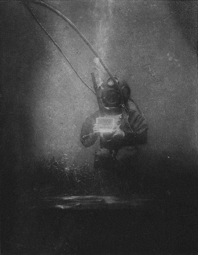 Одна из первых подводных фотографий, которая требовала 30-минутную экспозицию, 1893 год.
