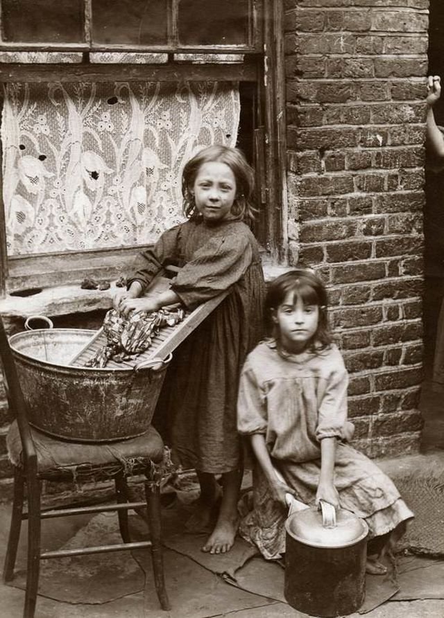 Маленькие прачки. Англия, 1890-е