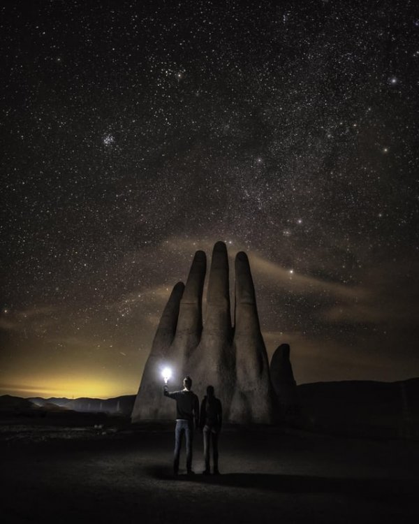Скульптура «Рука Пустыни», установлена в пустыне Атакама, Чили