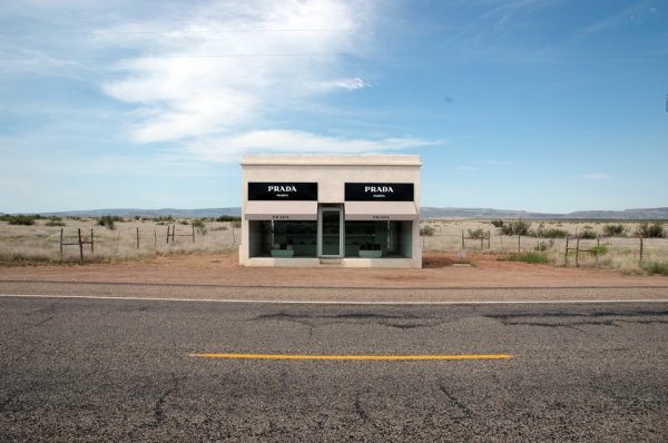 Магазин Prada в пустыне Западного Техаса, который никогда не работает