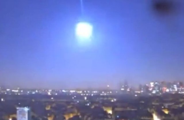 Красивые кадры: в небе над Францией сгорел астероид