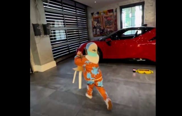 Пятилетний ребенок сел за руль Ferrari и припарковал ее в гараж