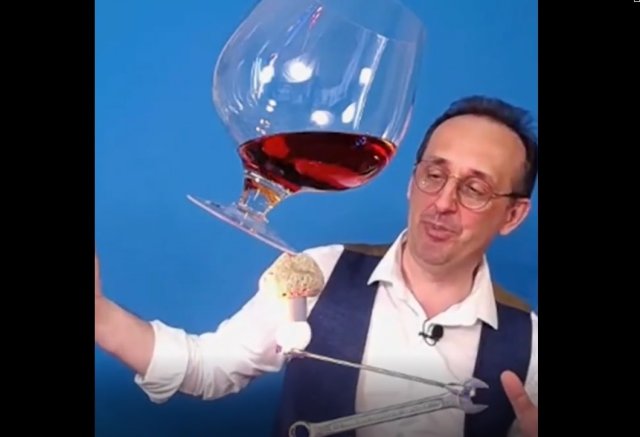 Фокус с бокалом вина, который не удался
