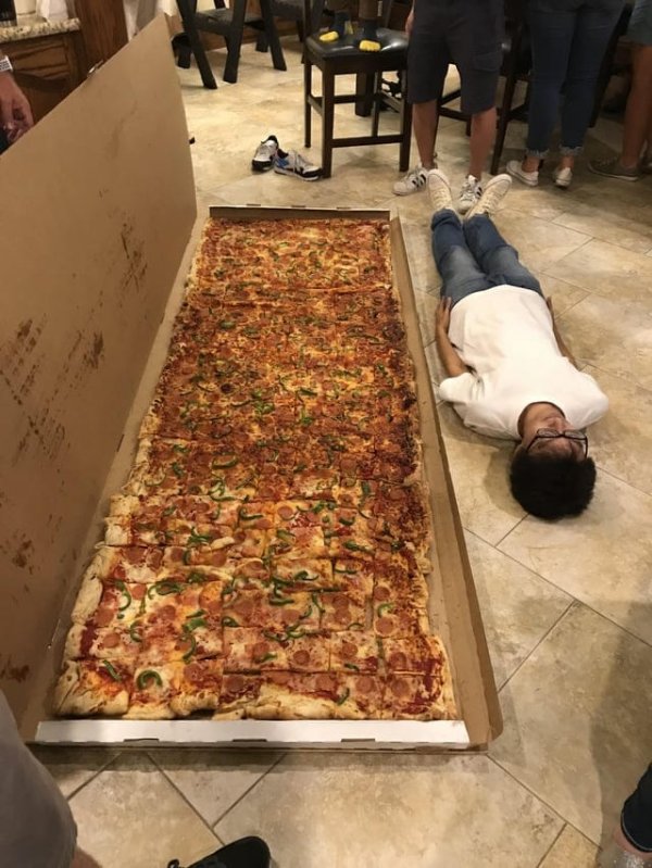 Одна из самых больших пицц, которую можно заказать в США