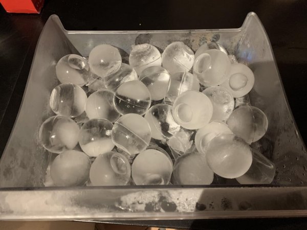 Я сделал идеальные ледяные шарики в своей морозильной камере