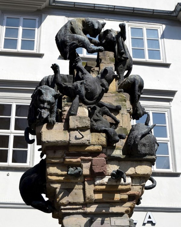Памятник бездомным котам в Германии