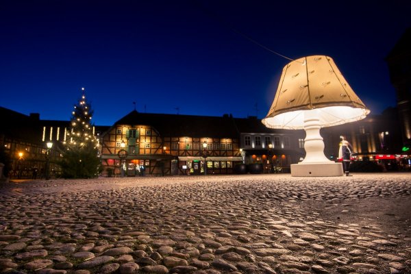 Огромная настольная лампа в Швеции