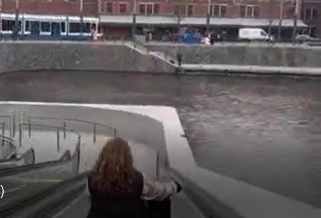 Гигантский паркинг для велосипедов в Амстердаме под водой