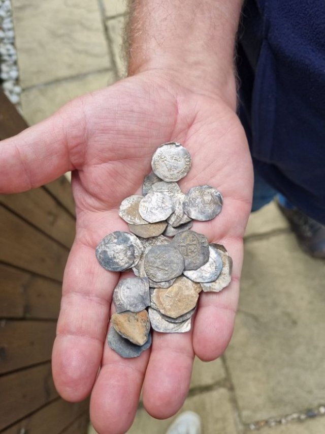 Британский кладоискатель нашел древние монеты стоимость в 200 000 фунтов стерлингов