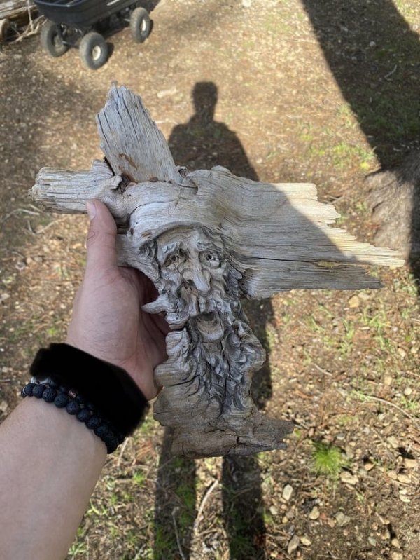 Эту фигурку, вырезанную из дерева, мой друг нашёл в горах