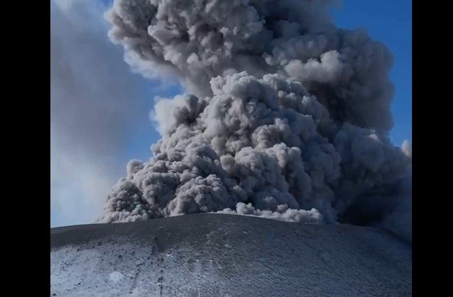 Недалеко от Северо-Курильска вулкан Эбеко выбросил столб пепла на 2,5 километра