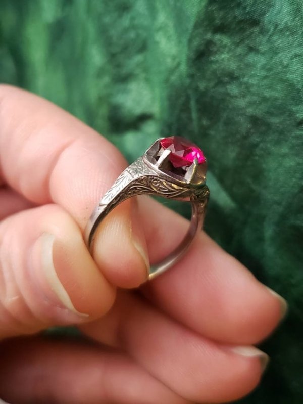 Красивое кольцо из золота с рубином