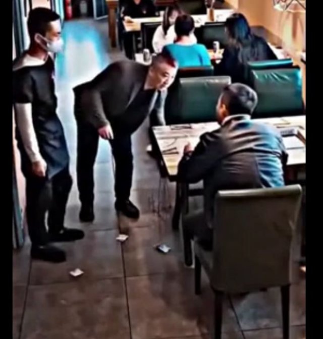 Мужчина заступился за официанта, перед которым быдло бросило деньги за заказ на пол