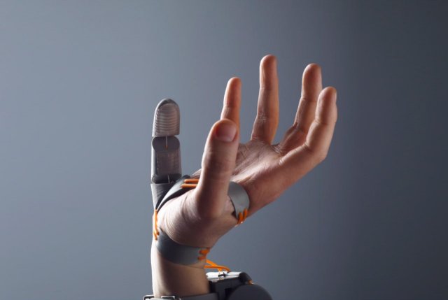 Биоинжерены изобрели дополнительный палец для руки