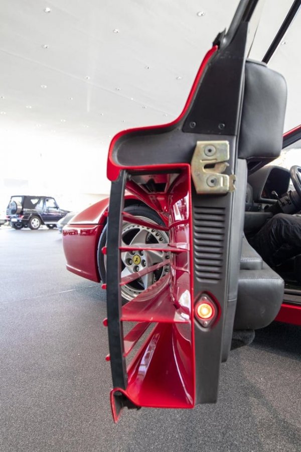 Вид сбоку на дверь Ferrari Testarossa