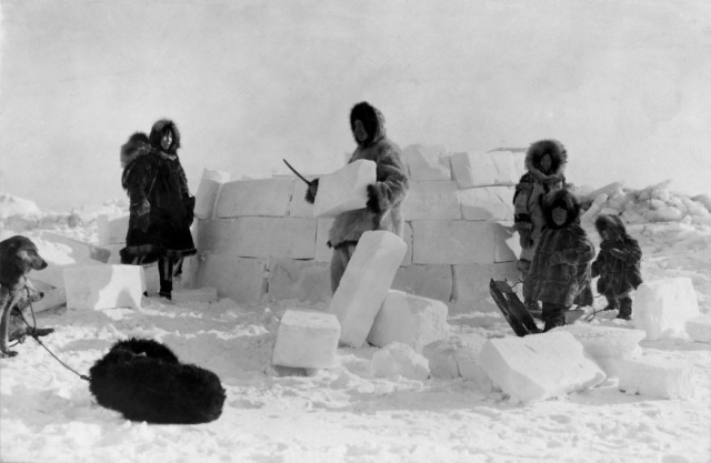 Семья инуитов строит иглу на Аляске, 1924 год