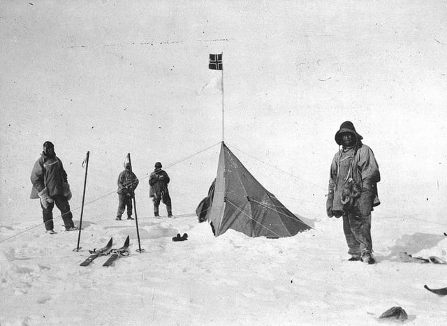 Роберт Фалькон Скотт достигает Южного полюса 17 января 1912 года, только для того, чтобы обнаружить, что Амундсен добрался туда первым
