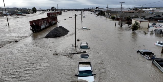 Наводнения и оползни обрушились на Калифорнию из-за обильных дождей