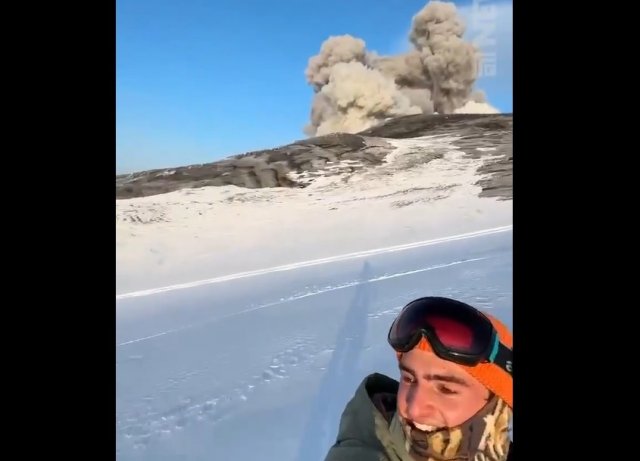 Россиянин скатился на сноуборде по склону извергающегося вулкана Эбеко на Курилах