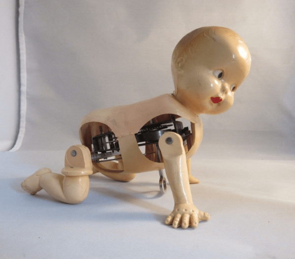 Механическая кукла, которая умеет ползать