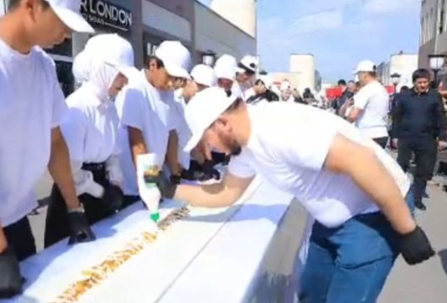 В Узбекистане приготовили шаурму длиной 80 метров