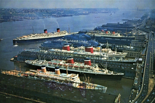 Океанские лайнеры пришвартовались у пассажирского терминала Нью-Йорка,1960-е года
