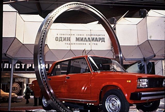 Пятёрка Жигулей в подшипнике на выставке в павильоне ВДНХ в Москве, 1980