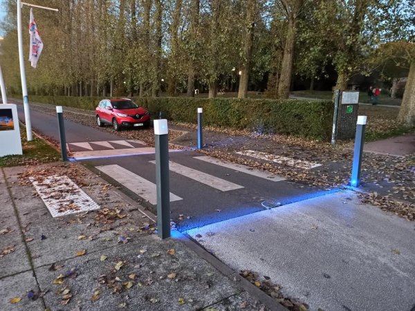 Светящиеся столбики на этом маленьком пешеходном переходе во Франции
