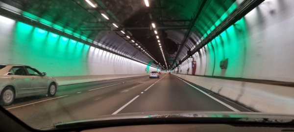 Эти зелёные световые кольца движутся со скоростью, установленной ограничением в этом туннеле