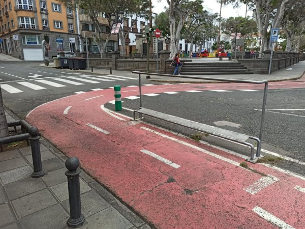 Металлические перила, которые позволяют велосипедистам держать равновесие, стоя у светофора, Испания