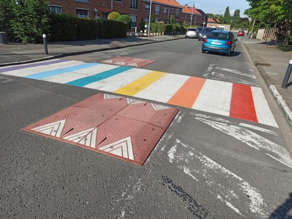 Цветной и оптимистичный пешеходный переход во Франции