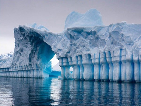 Естественные ледяные образования в Антарктиде, похожие на ледяные стены, колонны и арку